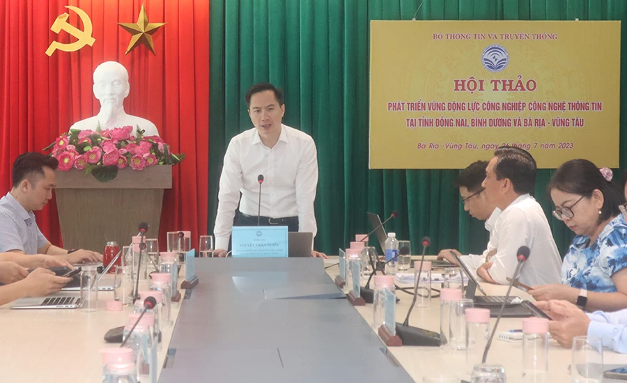 Ông Nguyễn Thiện Nghĩa, Phó Cục trưởng phụ trách Cục Công nghiệp công nghệ thông tin và Truyền thông, Bộ TT&amp;TT, phát biểu tại hội thảo. Ảnh: K.LY