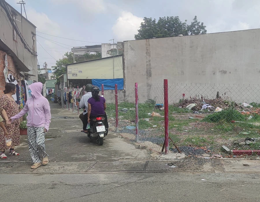 Hàng rào được dựng tại hẻm 46/1 đường Xuân Thới 7 khiến người dân đi lại bất tiện. Ảnh: VÕ HÀ