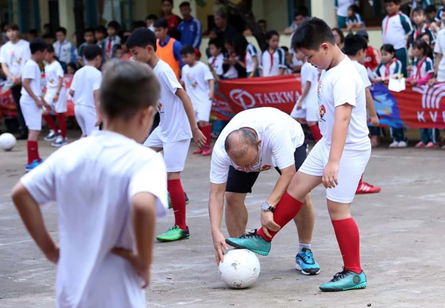 HLV Park Hang-seo trong một lần giao lưu với các cầu thủ nhí. Ảnh: VFF