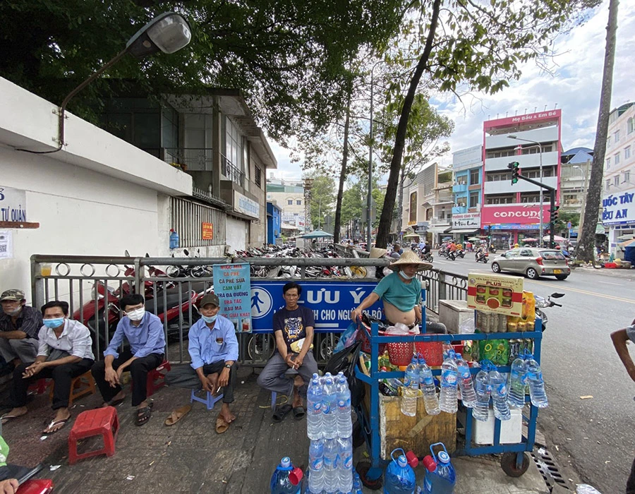 Dù có biển lưu ý “Lối đi dành cho người đi bộ” nhưng vỉa hè tại khu vực xung quanh BV Chợ Rẫy lại bị chiếm hết để giữ xe. Ảnh: ĐÀO TRANG