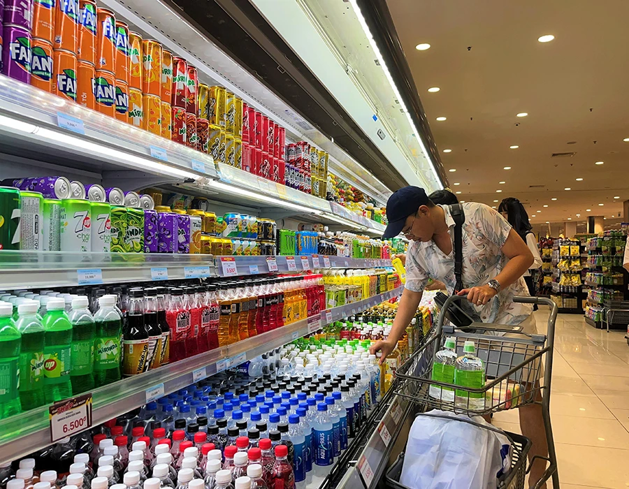 Chi phí tái chế tăng cao sẽ ảnh hưởng đến giá tiêu dùng các mặt hàng như bia, nước ngọt. Ảnh: T.UYÊN