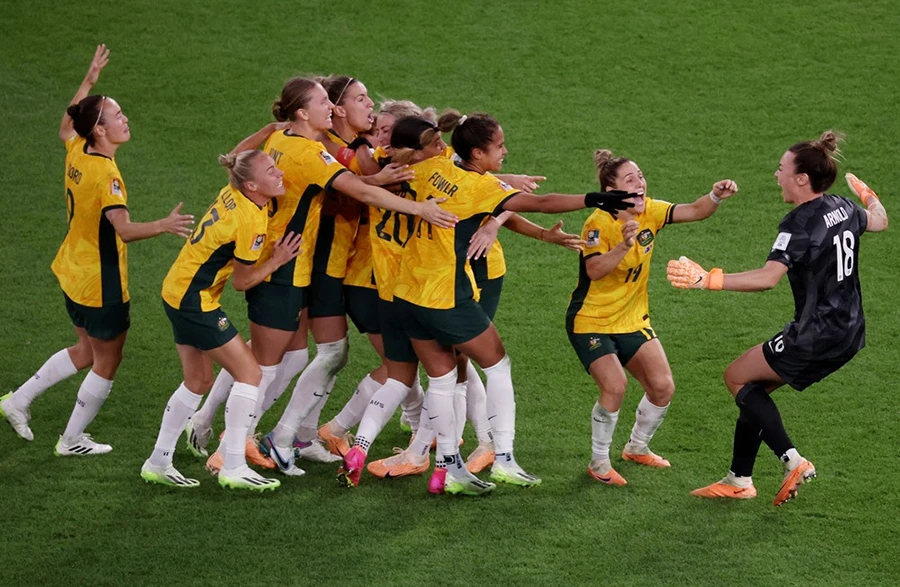 Cầu thủ Úc vào bán kết và chúc mừng người hùng, thủ môn MacKenzie Arnold. Ảnh: GETTY IMAGES