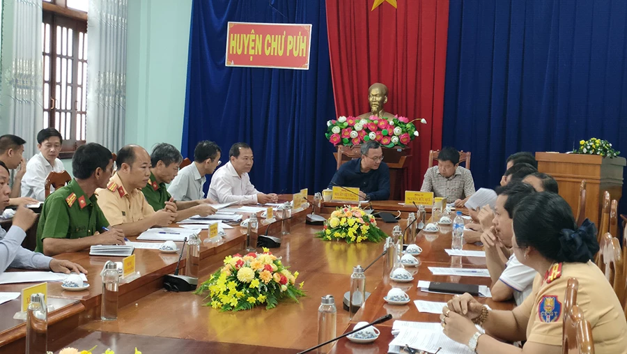 Đoàn công tác Ủy ban An toàn giao thông Quốc gia do ông Khuất Việt Hùng dẫn đầu làm việc với địa phương, bàn giải pháp khắc phục điểm đen tai nạn. Ảnh: LÊ KIẾN