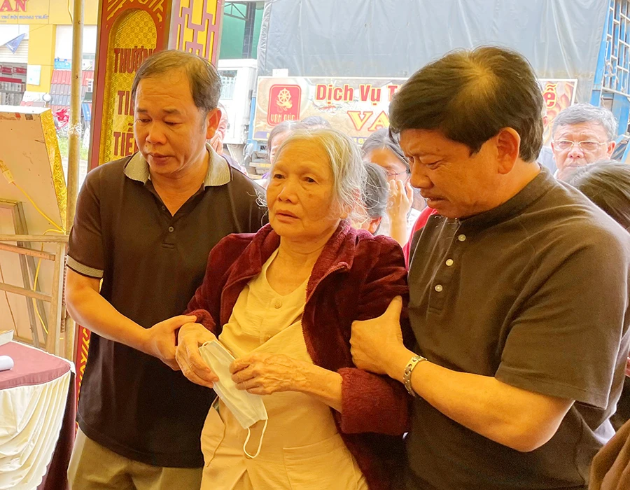 Mẹ HLV Dương Minh Ninh đau lòng cảnh ngườitóc bạc tiễn người đầu xanh. Ảnh: LÊ KIẾN