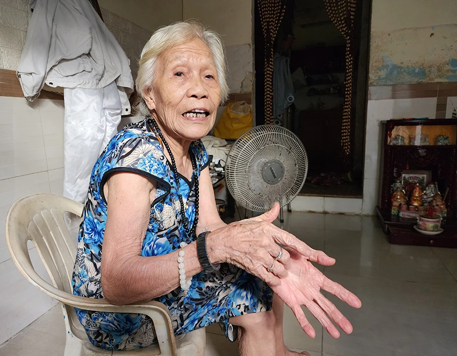 Cụ Lê Thị Hoa lo lắng không biết kiếm đâu ra 2 triệu đồng đểtrảlại cho Nhà nước. Ảnh: MINH TRƯỜNG