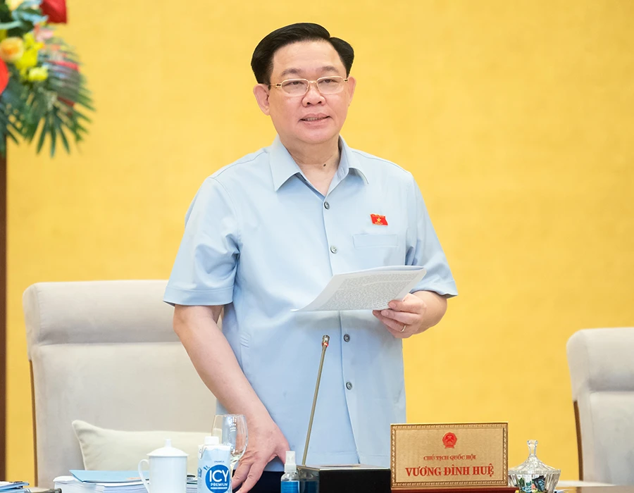 Chủ tịch Quốc hội Vương Đình Huệ phát biểu tại phiên họp. Ảnh: QH