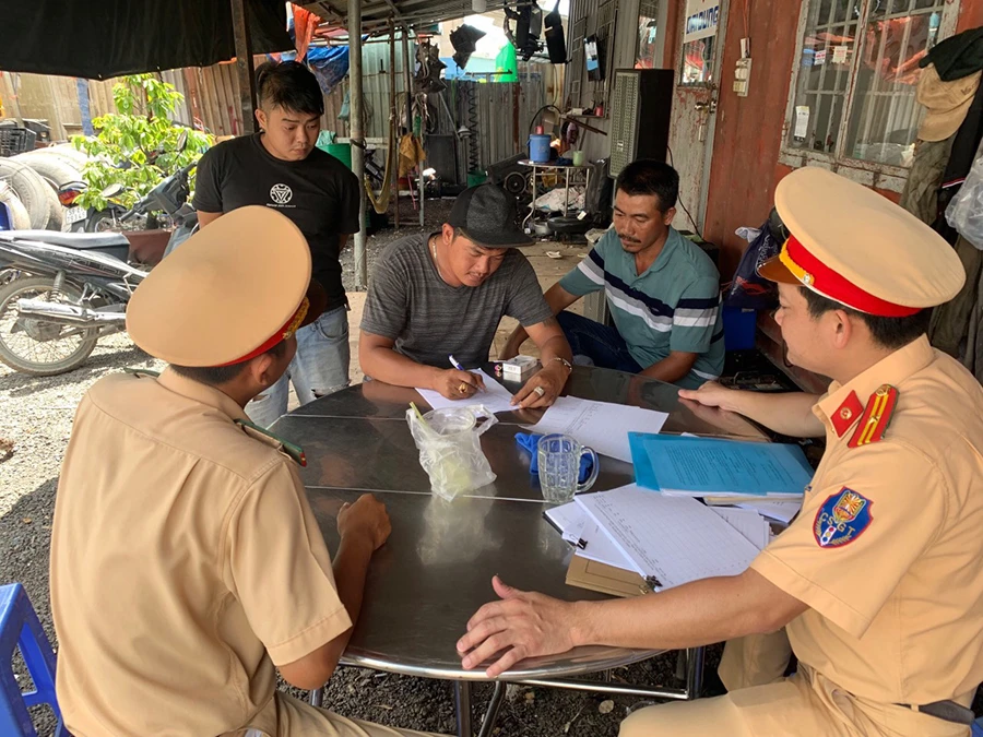 PC08 và chủ doanh nghiệp, tài xế ký cam kết chấp hành các quy định về an toàn giao thông. Ảnh: PC08