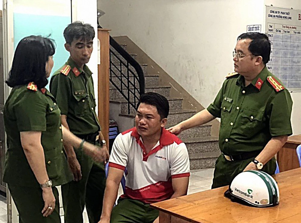 Đại tá Huỳnh Ngọc Liêm (phải) thăm hỏi cán bộ Công an phường Hưng Long khi đi vận động người dân làm CCCD bất ngờ bị ngáo đá tấn công. Ảnh: BÍCH THUẬN