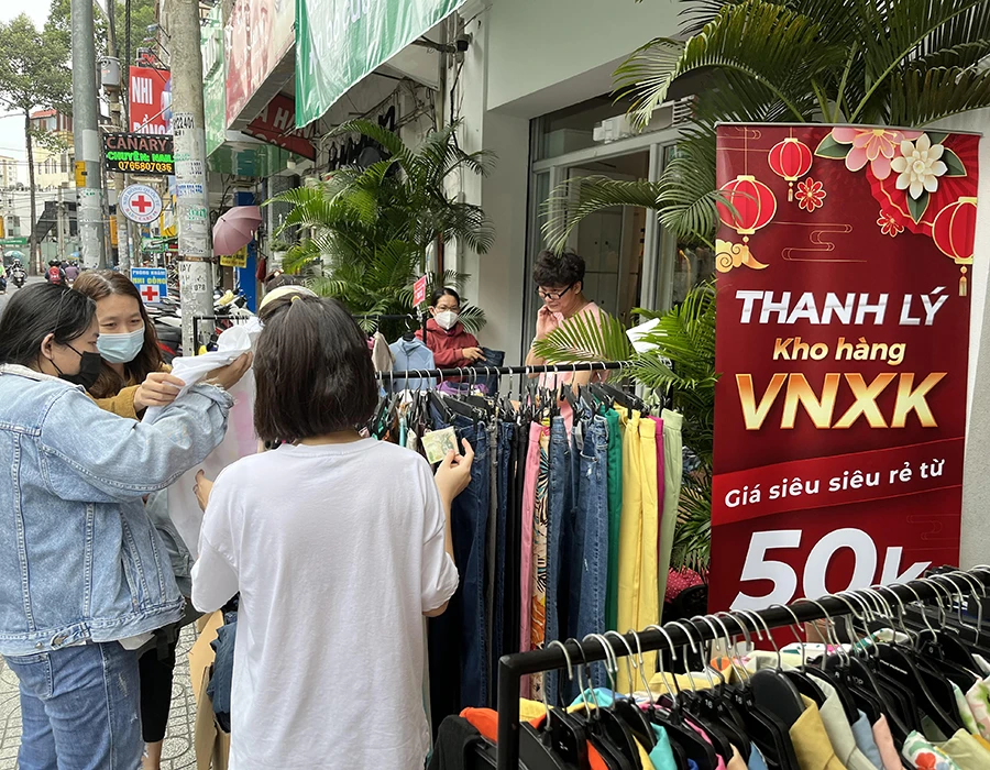 Nhiều mặt hàng may mặc xuất khẩu đang giảm giá mạnh khi bán ở thị trường nội địa. Ảnh: T.UYÊN