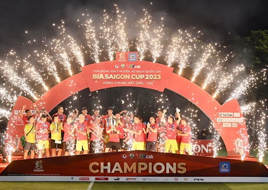 Cúp vô địch VPL-S4 thuộc về đội Đại Từ. Ảnh: CTV