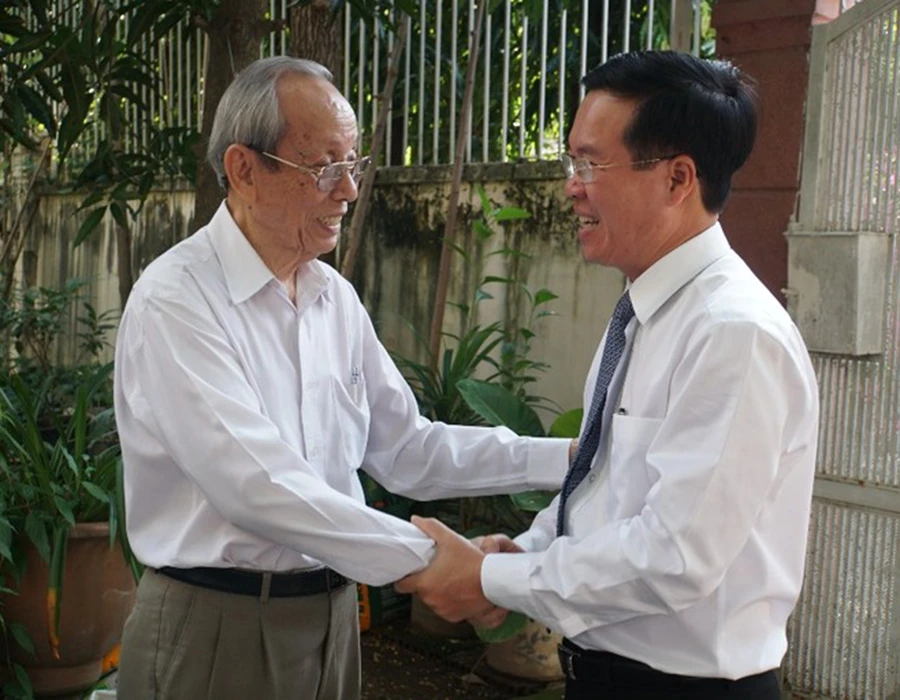 GS-TS Trần Hồng Quân (trái) tiếp ông Võ Văn Thưởng đến thăm nhân ngày Nhà giáo Việt Nam năm 2019. Ảnh: NGUYỄN QUYÊN