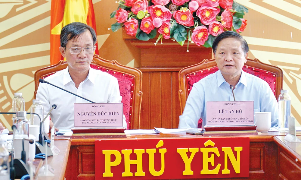 Ông Lê Tấn Hổ, Phó Chủ tịch thường trực UBND tỉnh Phú Yên (bên phải) và ông Nguyễn Đức Hiển, Phó Tổng Biên tập thường trực báo Pháp Luật TP.HCM, đồng chủ trì cuộc họp bàn về việc tổ chức chương trình tại Phú Yên. Ảnh: H.HẢI