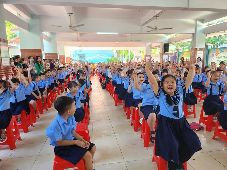 Học sinh lớp 1 Trường Tiểu học Triệu Thị Trinh (quận 10) trong ngày tựu trường. Ảnh: NGUYỄN QUYÊN Học sinh lớp 1 Trường Tiểu học Triệu Thị Trinh (quận 10) trong ngày tựu trường. Ảnh: NGUYỄN QUYÊN