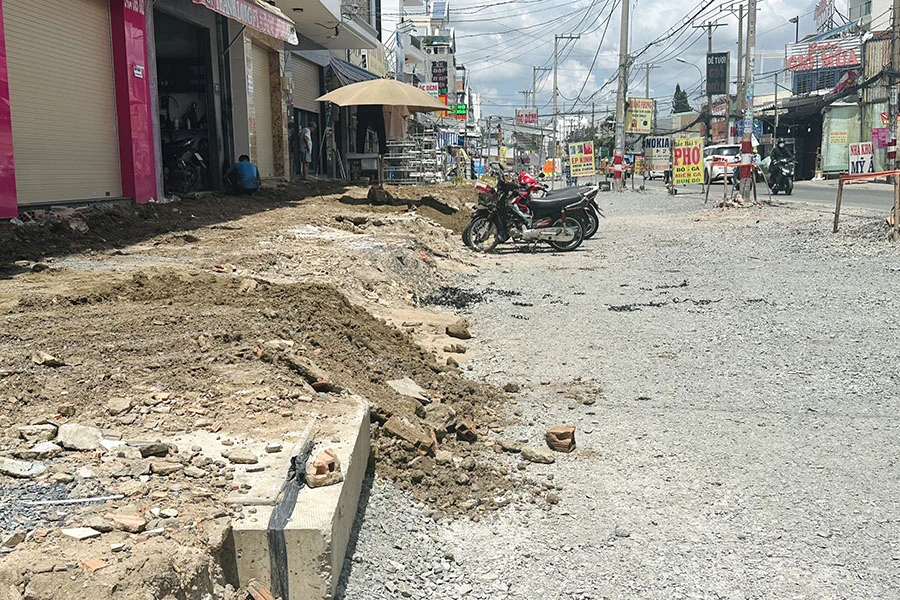 Người dân lo ngại việc đường Tân Kỳ Tân Quý mở rộng, vỉa hè bị đào bới để đó lâu ngày khiến việc đi lại, buôn bán gặp khó khăn. Ảnh: HUỲNH THƠ