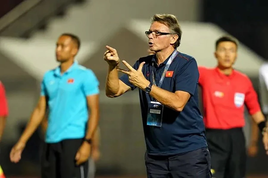 HLV Troussier đang cố cải thiện chất lượng cho các cầu thủ trẻ Việt Nam. Ảnh: CTV