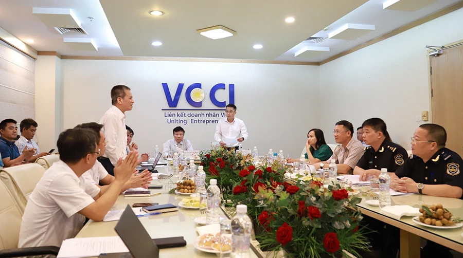 Tại cuộc họp do VCCI tổ chức, nhiều doanh nghiệp cho biết đã gặp không ít khó khăn khi vận chuyển hàng quá cảnh. Ảnh: C.LUẬN Tại cuộc họp do VCCI tổ chức, nhiều doanh nghiệp cho biết đã gặp không ít khó khăn khi vận chuyển hàng quá cảnh. Ảnh: C.LUẬN