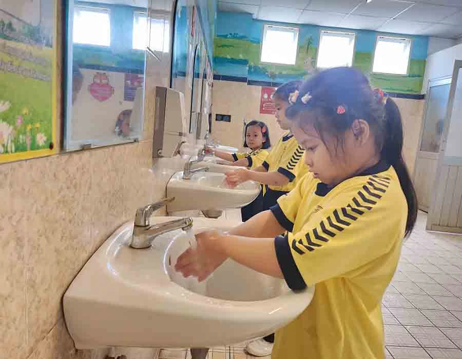 Học sinh Trường Tiểu học Hoàng Văn Thụ, quận Tân Bình rửa tay sạch sẽ sau giờ chơi. Ảnh: NGUYỄN QUYÊN