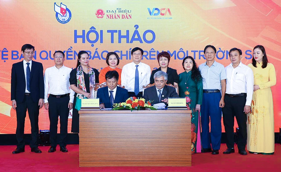 Hội Nhà báo Việt Nam và Hội Truyền thông số Việt Nam ký kết thỏa thuận hợp tác tại hội thảo. Ảnh: VT Hội Nhà báo Việt Nam và Hội Truyền thông số Việt Nam ký kết thỏa thuận hợp tác tại hội thảo. Ảnh: VT