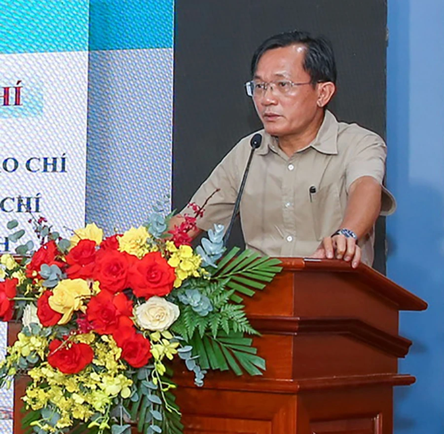 Nhà báo Nguyễn Đức Hiển trình bày tham luận tại hội thảo. Ảnh: VT Nhà báo Nguyễn Đức Hiển trình bày tham luận tại hội thảo. Ảnh: VT