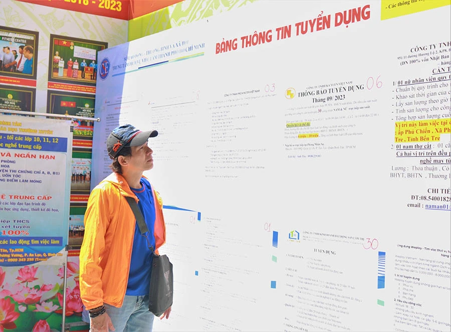 san giao dich viec làm-vo tho.jpg