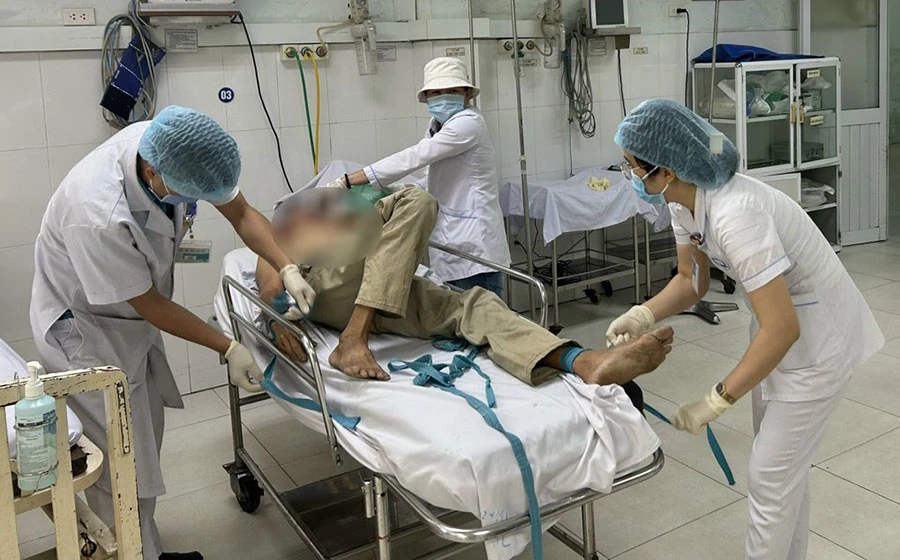 Các bác sĩ đang cấp cứu cho bệnh nhân bị suy tuyến thượng thận. Ảnh: LQ