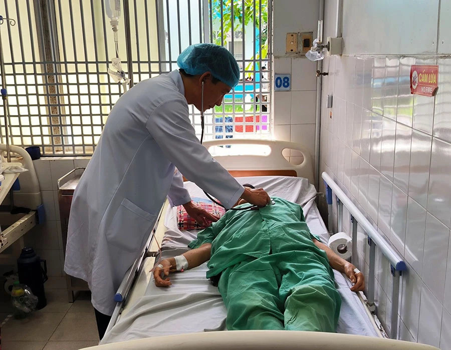 Bác sĩ đang thăm khám cho bệnh nhân bị suy tuyến thượng thận. Ảnh: LQ