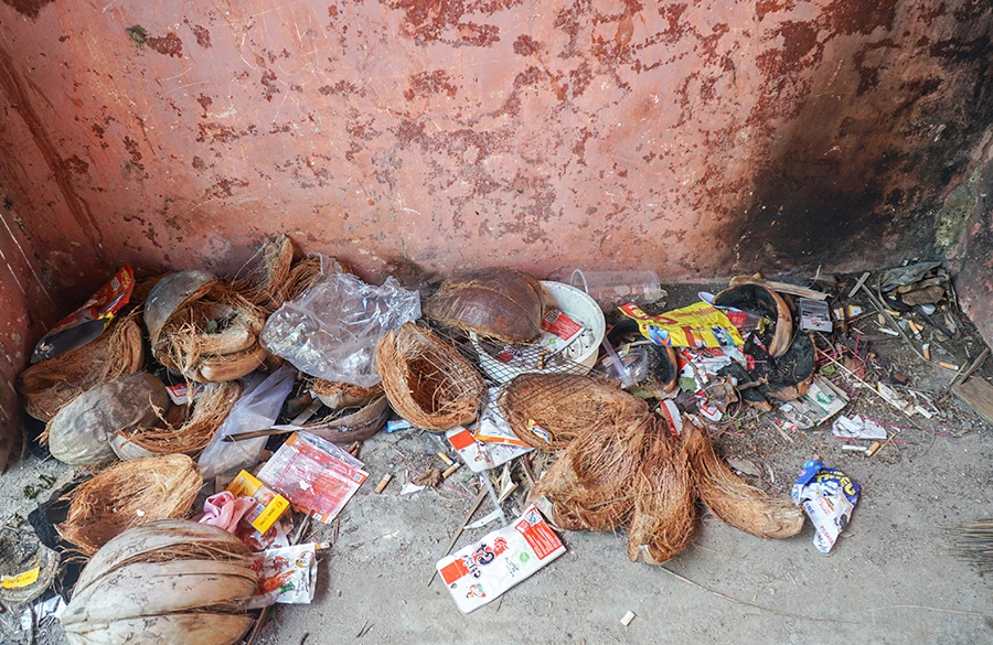 Rác thải xả đầy ở cửa Hậu (cửa Bắc) của thành cổ Diên Khánh. Ảnh: XUÂN HOÁT