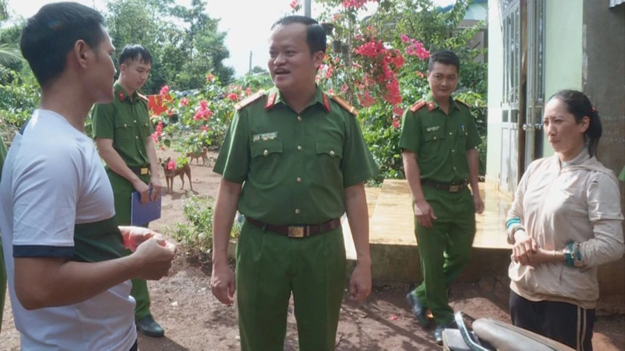 Công an khéo vận động dân trả lại đất lấn chiếm