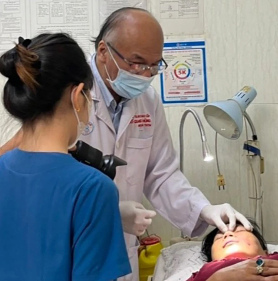 PGS-TS-BS Đỗ Quang Hùng kiểm tra mũi của khách trước khi phẫu thuật tái tạo bằng sụn sườn