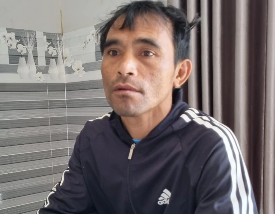 Bà con dang tay đón người lầm lạc khi vượt biên hồi hương