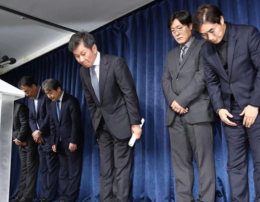 1_14_BAICHINH_Chutich LDBD Hanquoc_keugoichiase tien sathai_ Klinsmann_930_2h.jpg