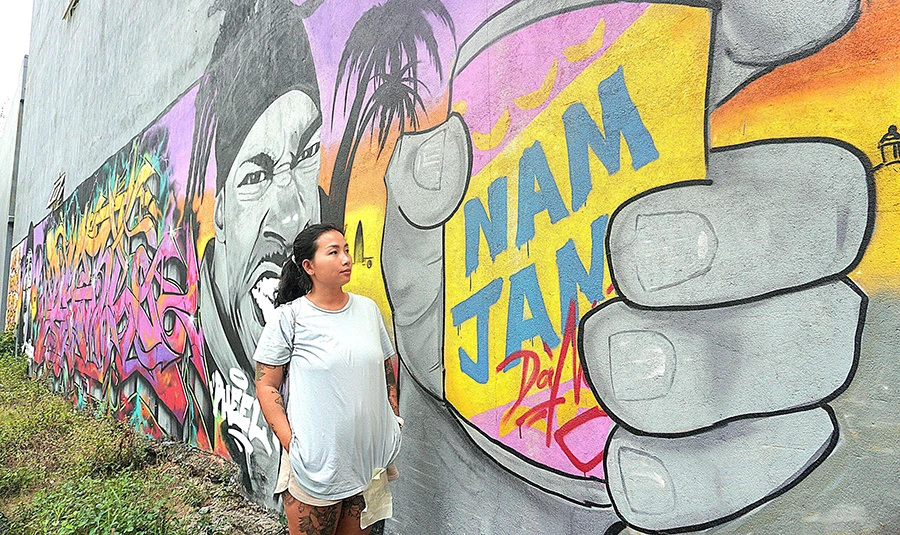 Vẽ tranh graffiti trên tường nhà