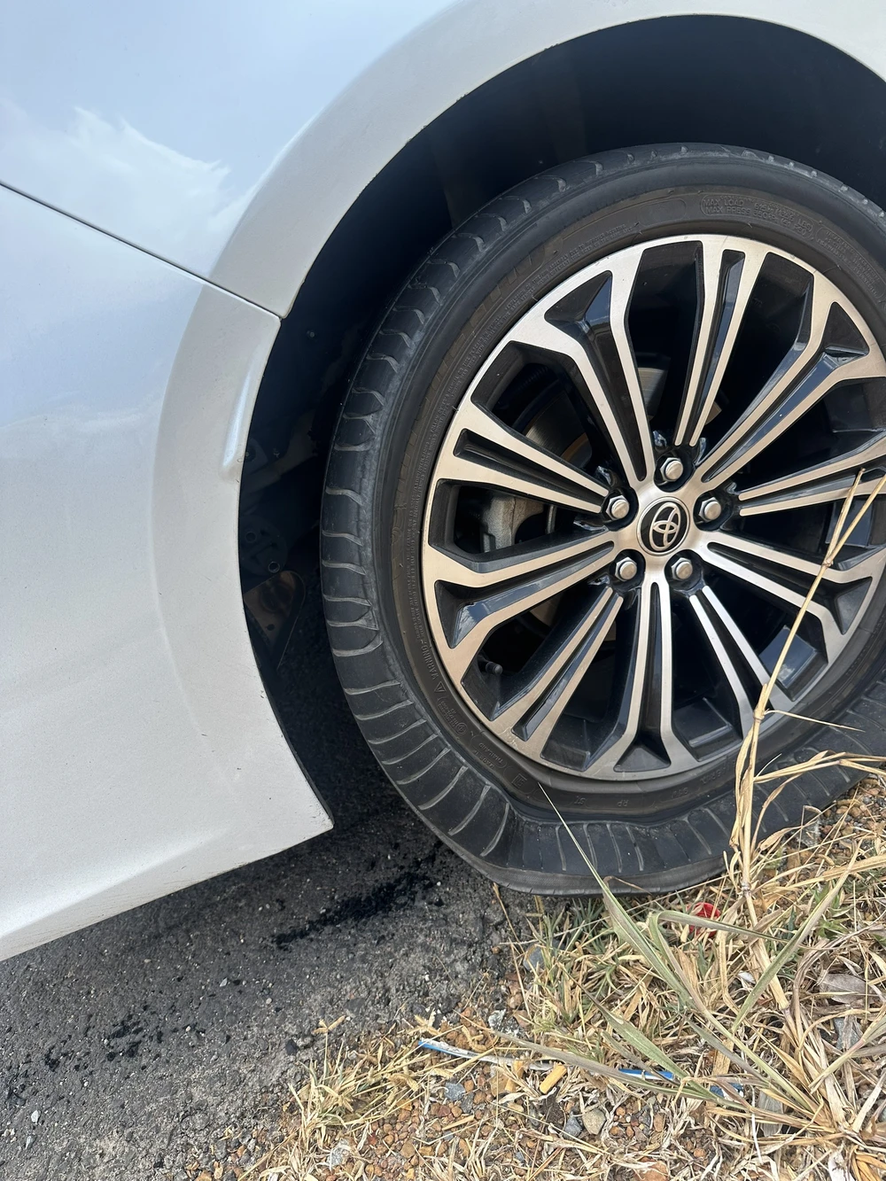 Nắng nóng, hàng loạt ô tô nổ lốp trên cao tốc