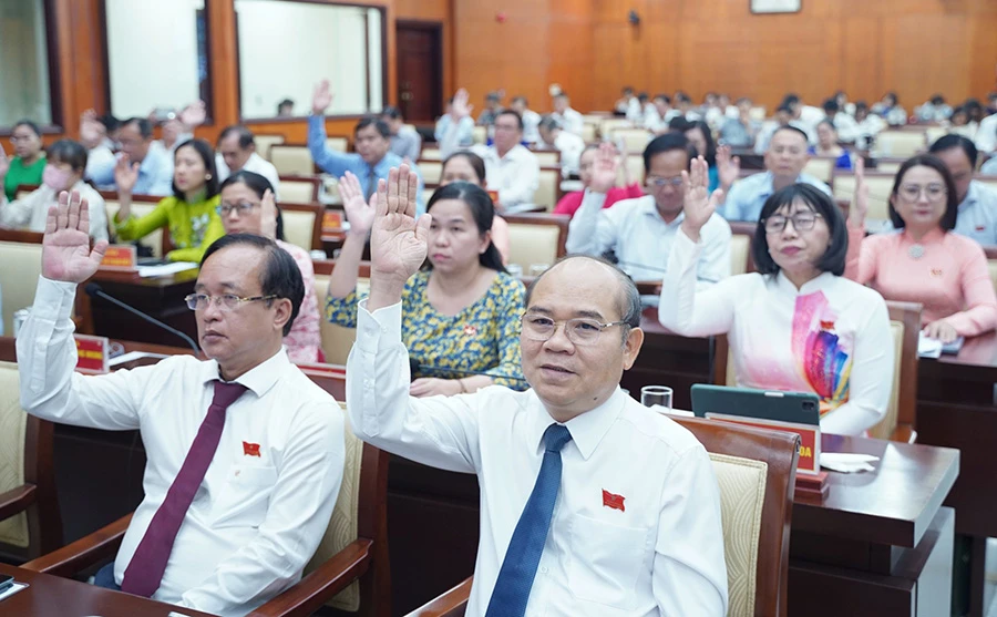 Đại biểu HĐND TP thông qua các nghị quyết tại kỳ họp vào sáng 19-5. Ảnh: THUẬN VĂN