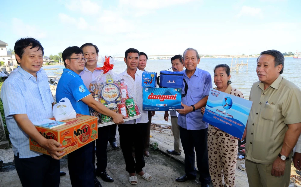 'Cùng ngư dân thắp sáng đèn trên biển' rất thiết thực