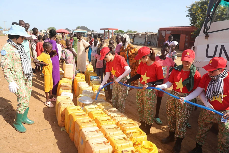 Cung cấp nước sạch, một trong những hoạt động gần gũi, thiết thực của lính mũ nồi xanh. Ảnh: Cục GGHB