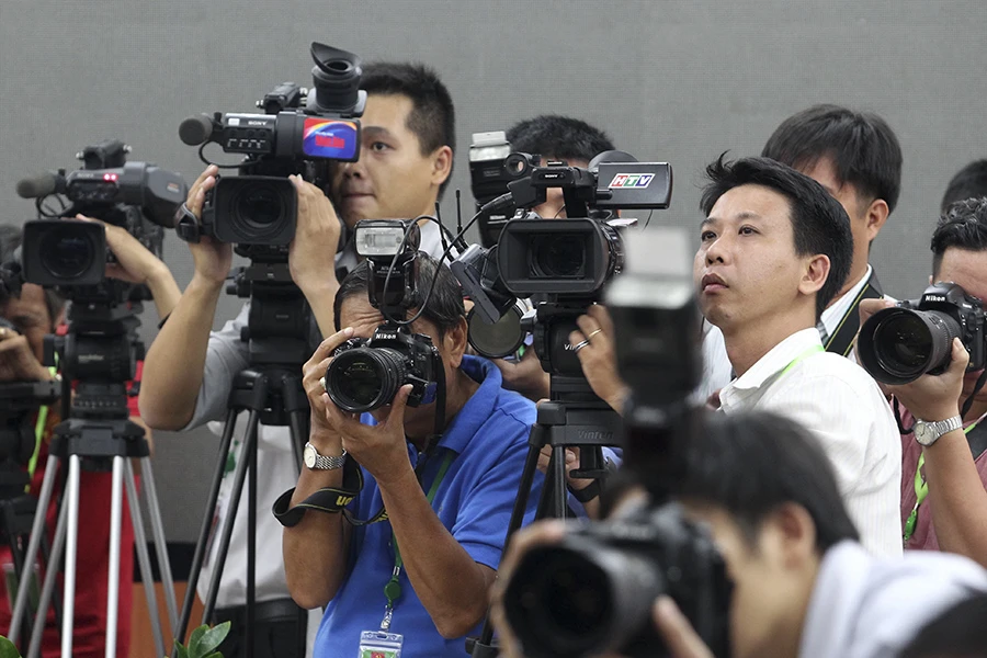 Phóng viên tác nghiệp một sự kiện ở TP.HCM. ảnh: HOÀNG TRIỀU