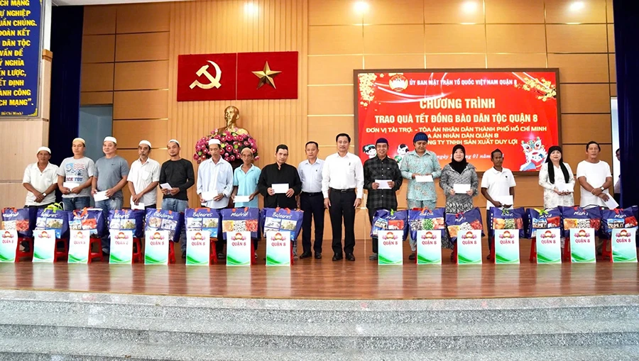 Chánh án TAND TP.HCM Lê Thanh Phong trao quà Tết cho đồng bào dân tộc tại quận 8 (cũ), TP.HCM. Ảnh: TRẦN LINH