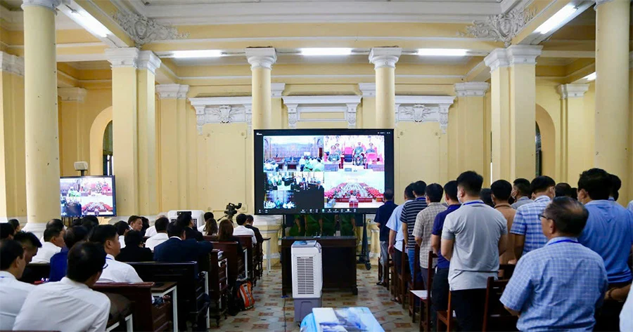 Trong vụ đại án đăng kiểm do các bị cáo Đặng Việt Hà và đồng phạm thực hiện, lần đầu tiên TAND TP.HCM áp dụng phương thức xét xử trực tiếp kết hợp trực tuyến. Ảnh: HOÀNG GIANG