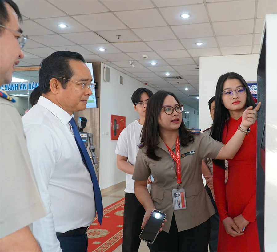 Chủ tịch UBND TP.HCM Nguyễn Văn Được trải nghiệm ứng dụng chuyển đổi số tại Thi hành án dân sự TP.HCM. Ảnh: SONG MAI