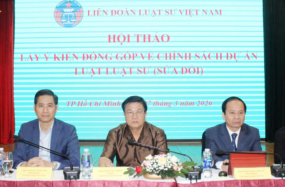 Luật sư Đỗ Ngọc Thịnh (giữa) và luật sư Nguyễn Hải Nam (trái) tại Hội thảo Lấy ý kiến đóng góp về chính sách dự án Luật Luật sư (sửa đổi) do Liên đoàn Luật sư Việt Nam tổ chức hôm 7-3. Ảnh: QUANG NGUYỄN