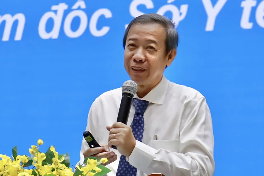 P1213_Chan trang_NGUYEN VAN VINH CHAU.jpg