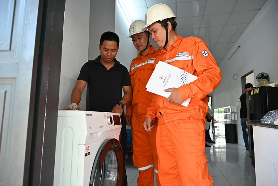 p8-9 (baiphu)-baogiay-toadam-7h.jpg