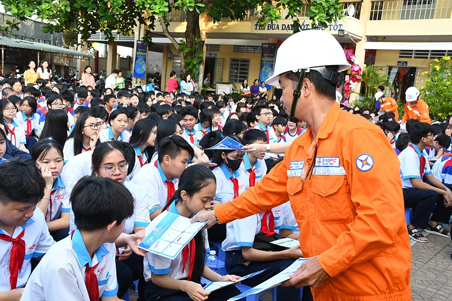 p8-9-baogiay-toadam-h2-thylan.jpg
