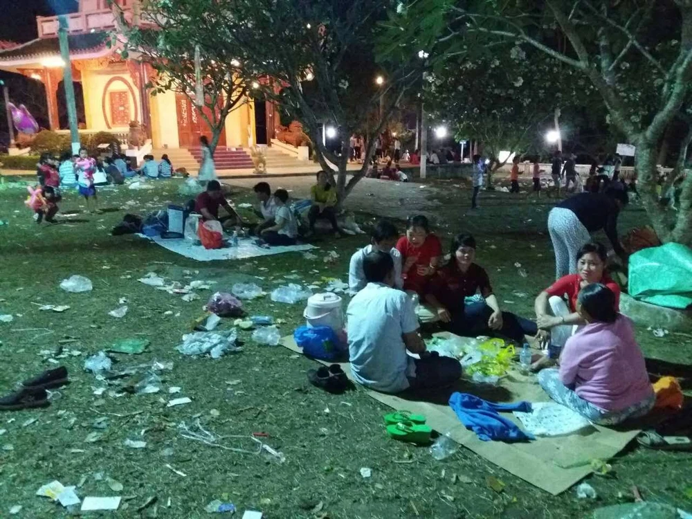 Khắp nơi trên đỉnh núi Điện Bà ngập trong rác