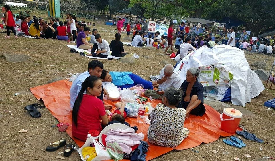 Nhiều du khách trải bạt nghỉ ngơi gần chùa Hạ và chùa Trung.