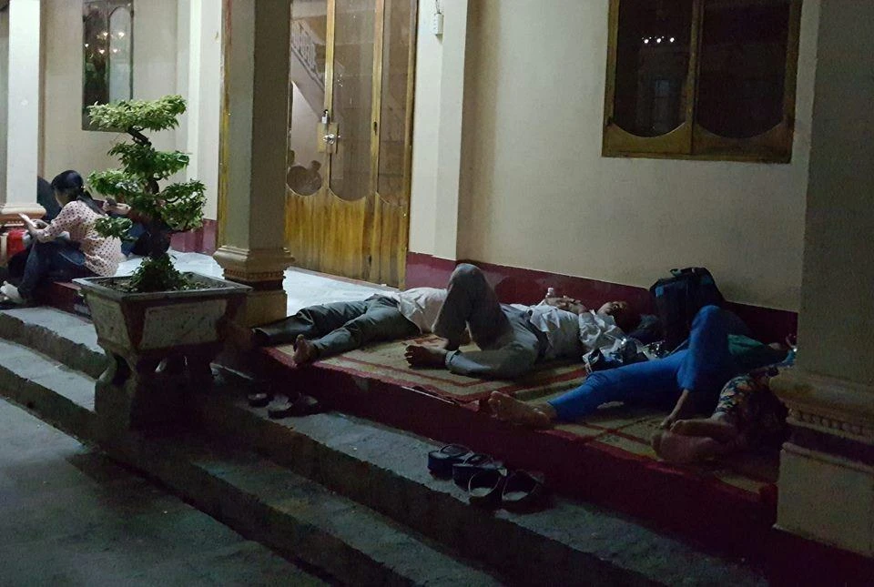 ngủ hiên chùa khi lên núi Bà Đen