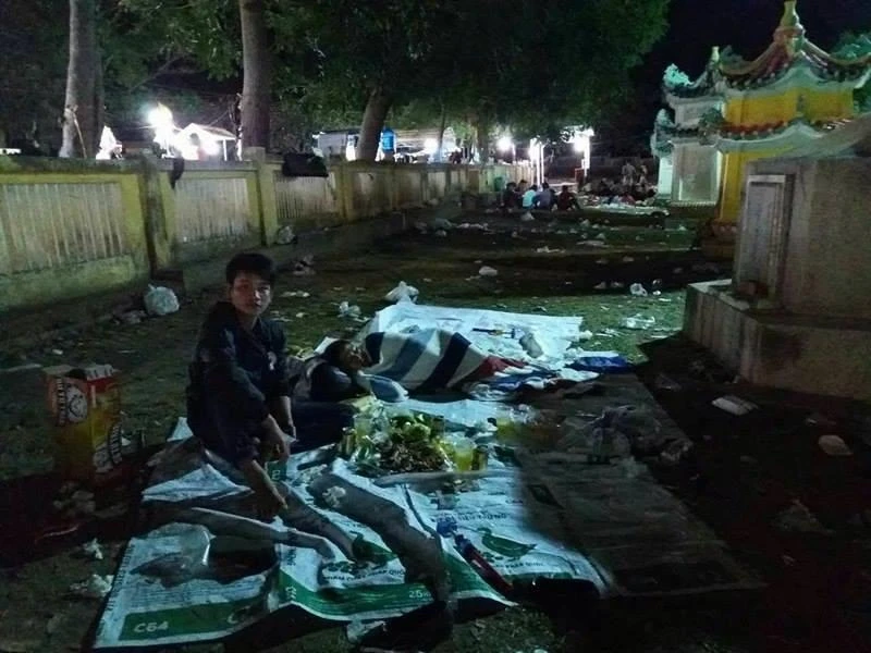 Người ngủ, người thức sau cuộc họp mặt ăn uống đến tận khuya