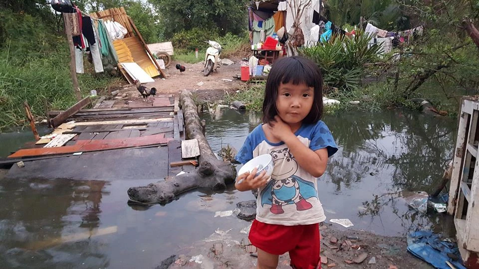 Chùm ảnh: Gia đình 17 người bên dòng kênh đen ảnh 3