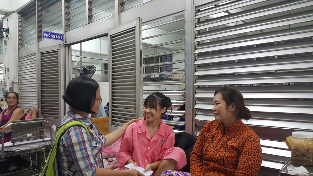 Hơn 40 triệu từ 'người dưng tốt bụng' giúp em Sương trị bệnh ảnh 1